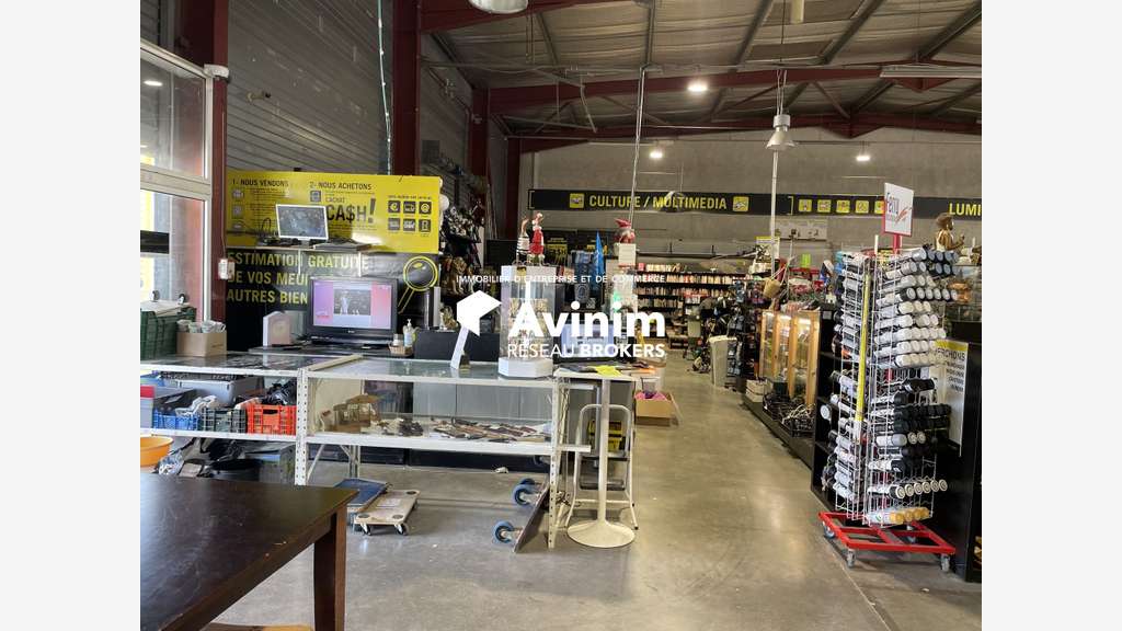 Bâtiment commercial 2500m² à louer à Marignane