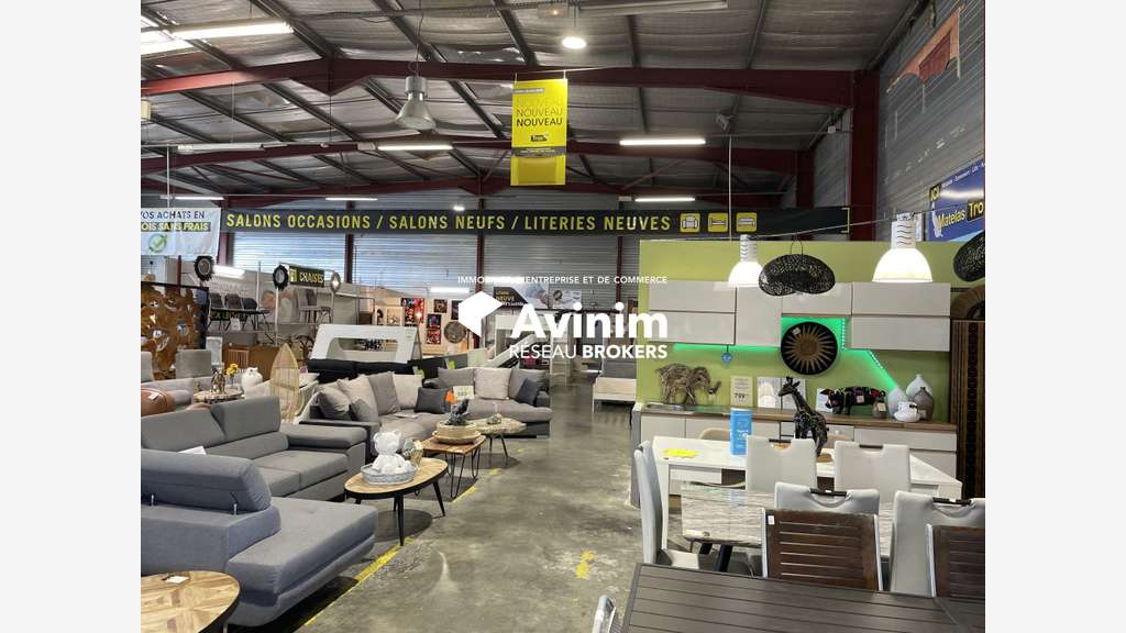 Bâtiment commercial 2500m² à louer à Marignane