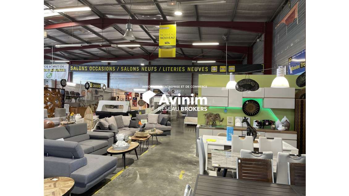 Bâtiment commercial 2500m² à louer à Marignane