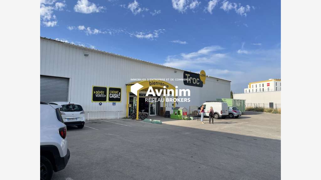 Bâtiment commercial 2500m² à louer à Marignane