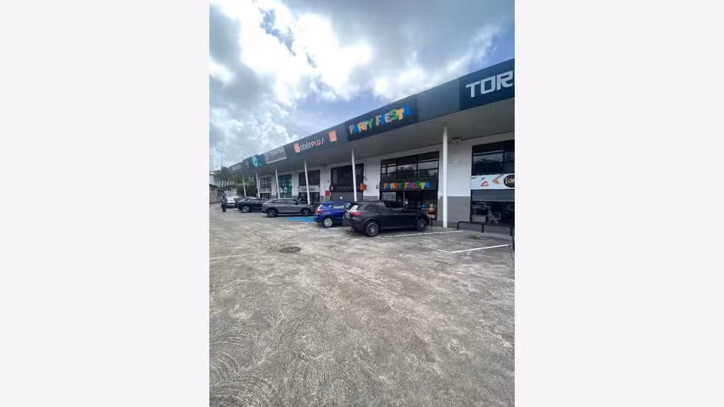 A louer local commercial 260m² Le Lamentin propre