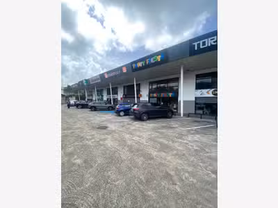A louer local commercial 260m² Le Lamentin propre