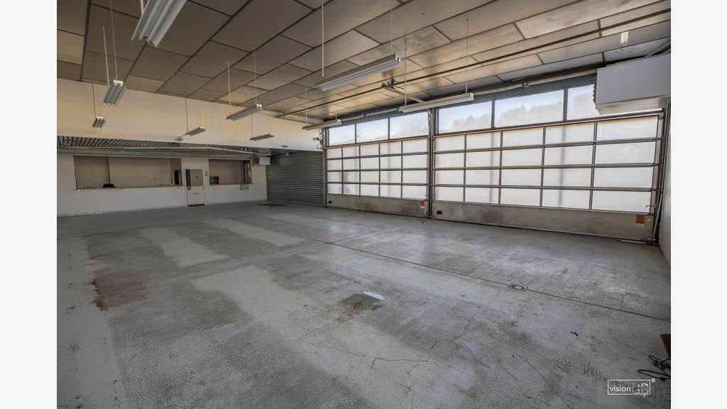 A louer local d'activité 733m² empl strat Aurillac