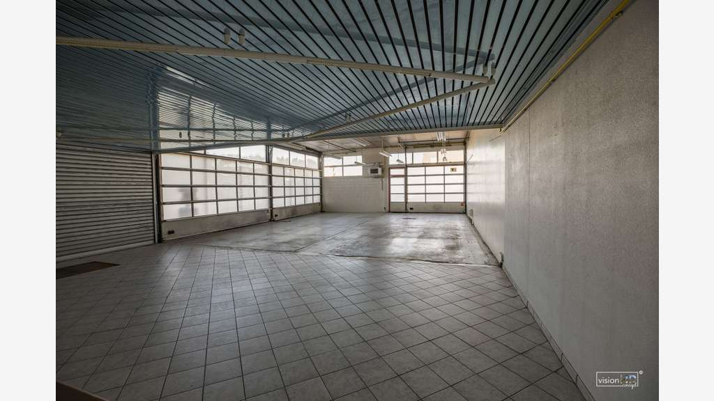 A louer local d'activité 733m² empl strat Aurillac