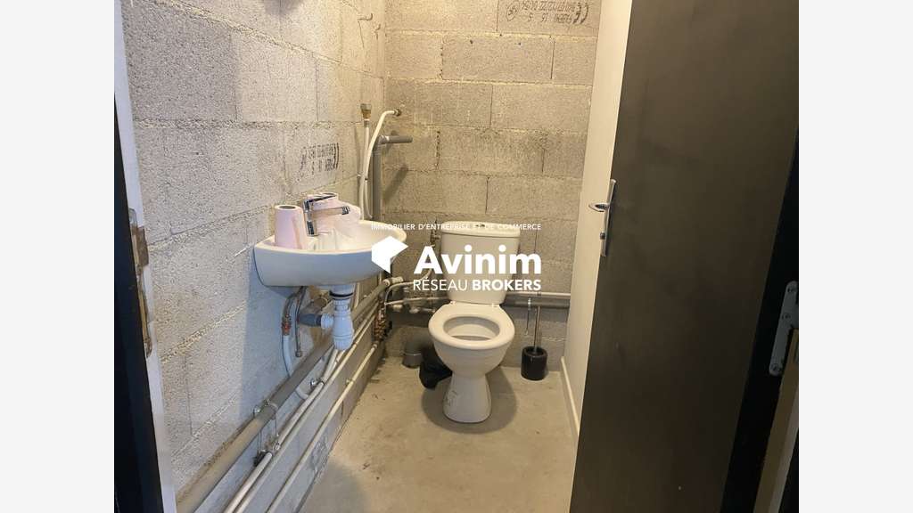 A louer entrepôt neuf 80m² en ZA à Fayence