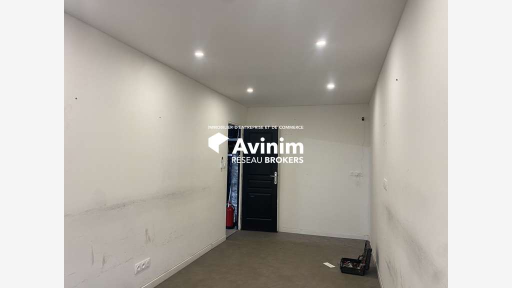 A louer entrepôt neuf 80m² en ZA à Fayence