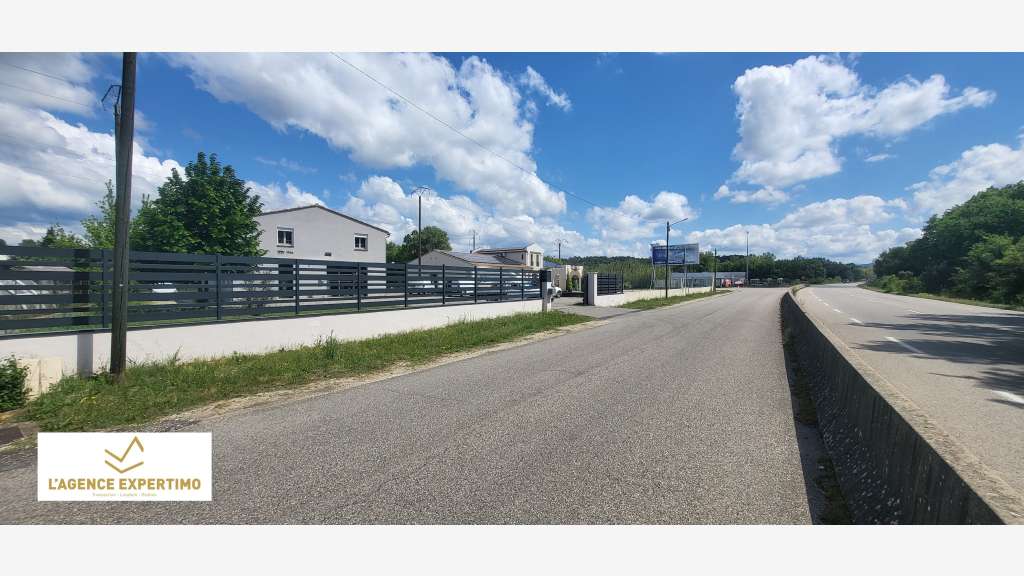 Local d'activité 400m² sur 2000m² à Grillon