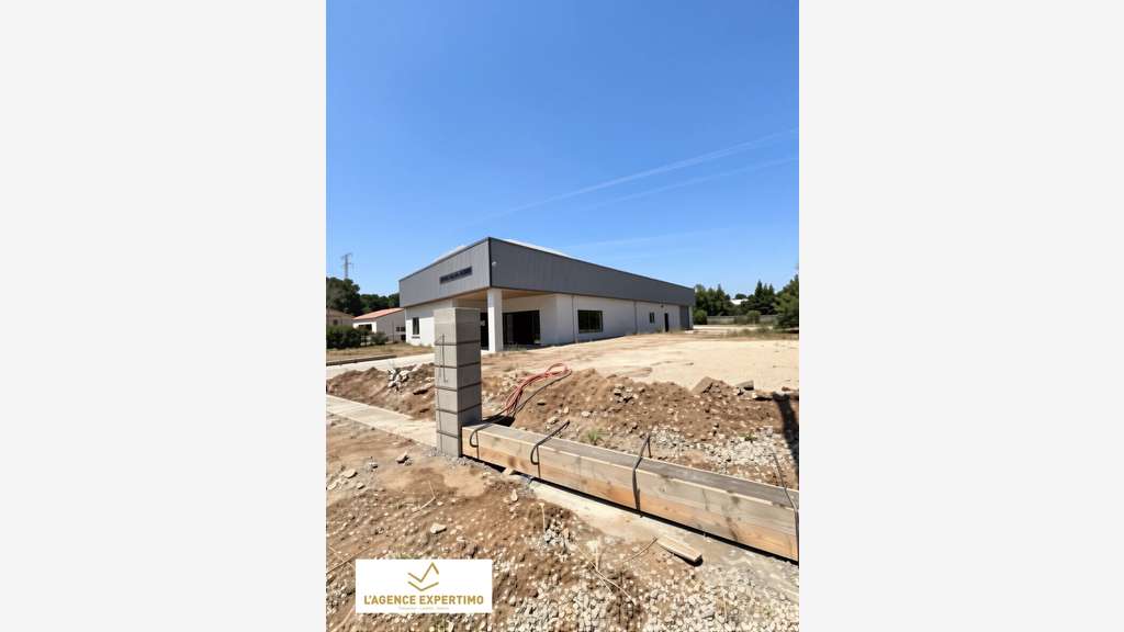 Local d'activité 400m² sur 2000m² à Grillon