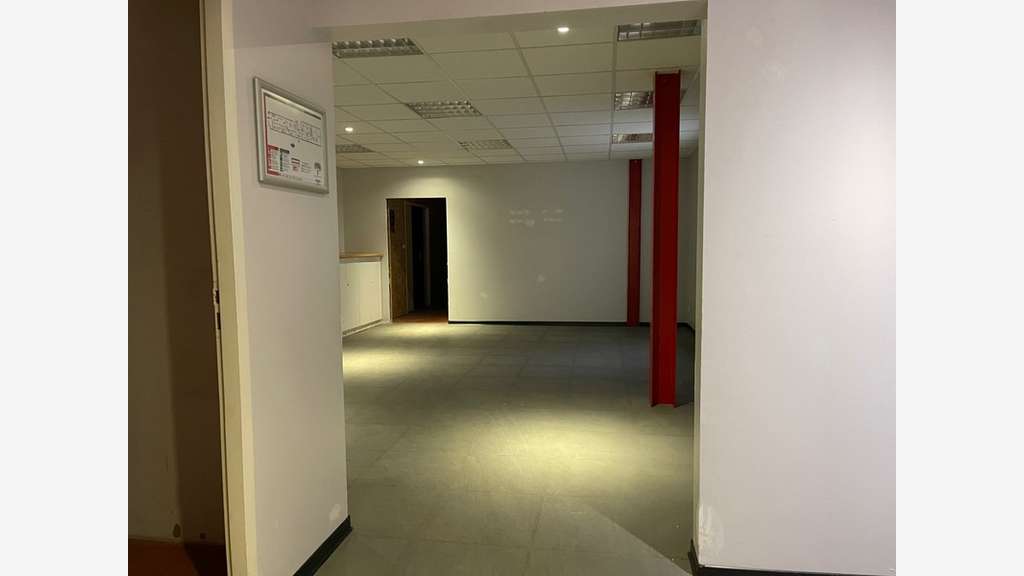 A louer local 709m² empl stratégique à Maxeville