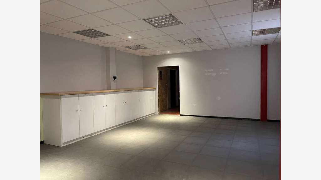A louer local 709m² empl stratégique à Maxeville