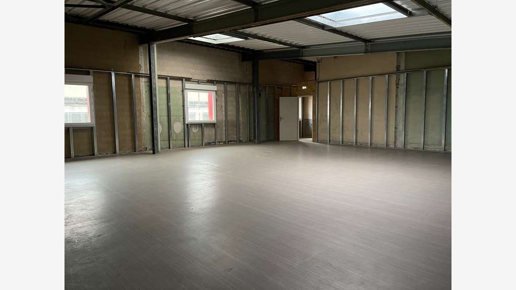 A louer local 709m² empl stratégique à Maxeville