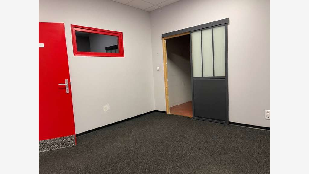 A louer local 709m² empl stratégique à Maxeville