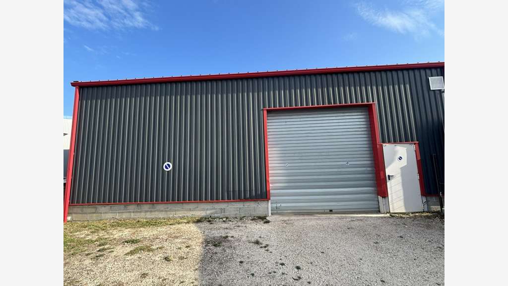 A louer local activité 210m² avec bureau à Peujard