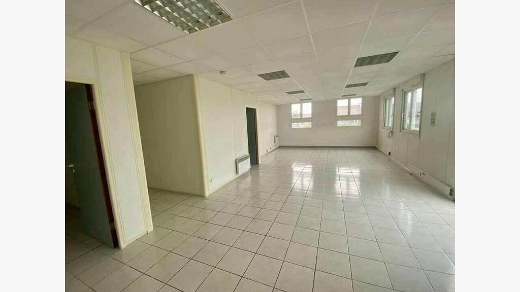 A louer local d'activité 450m² à Quimper RN165