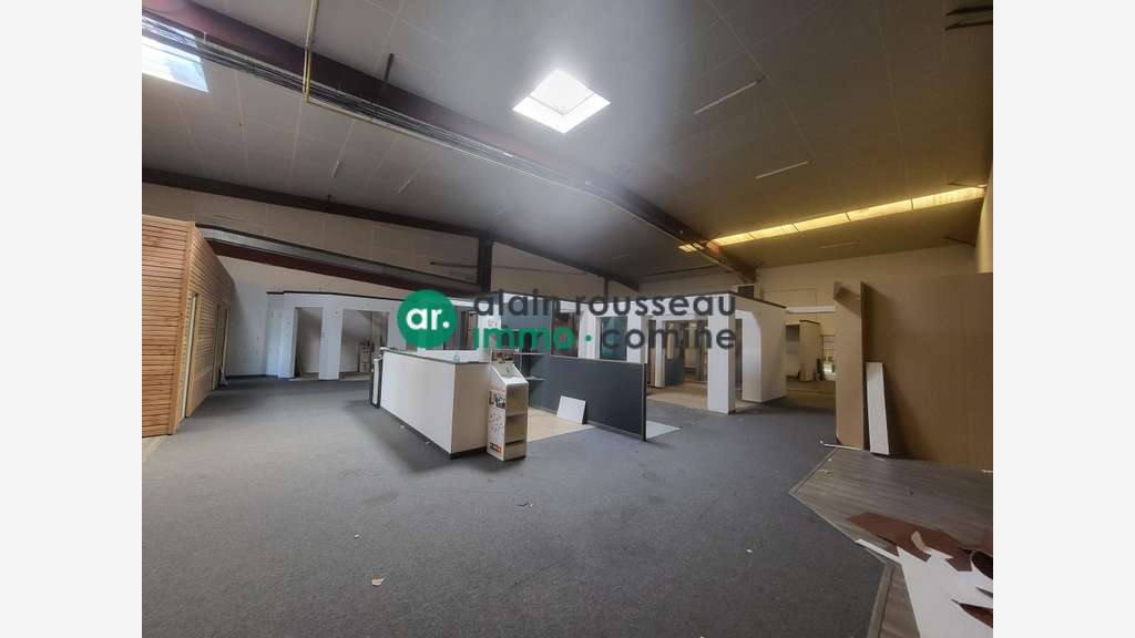 AV local 1500m² visibilité d'exception Angers Est