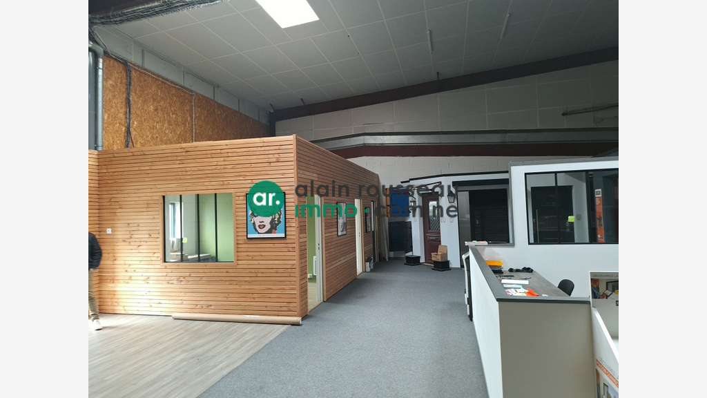 AV local 1500m² visibilité d'exception Angers Est