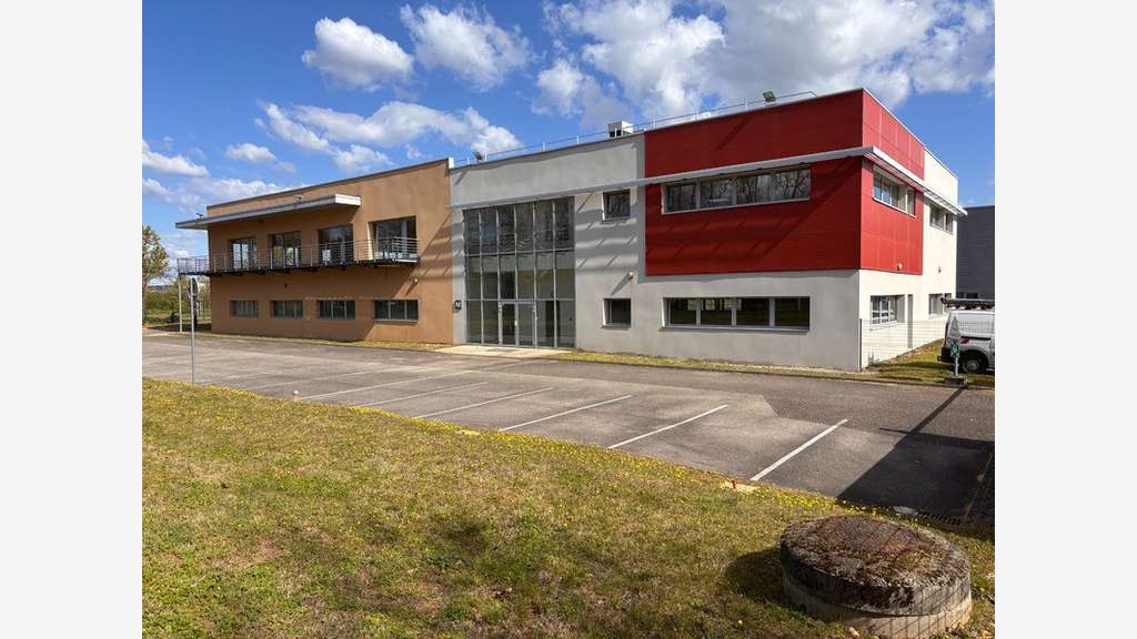 Local 853m² et bureau 778m² à louer à Saint-Priest