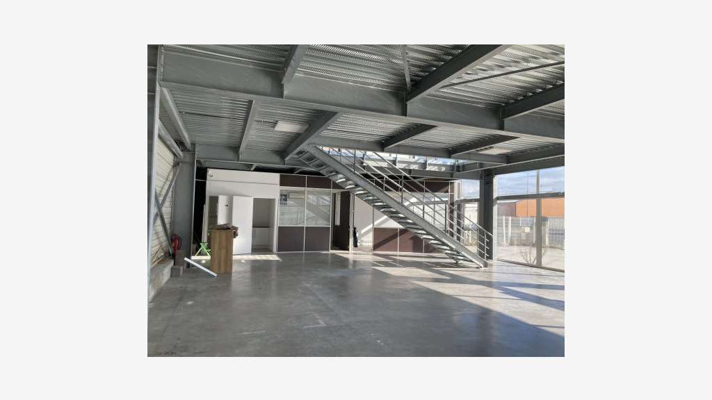 À louer local d’activité 280m² Saint-Cyprien Port