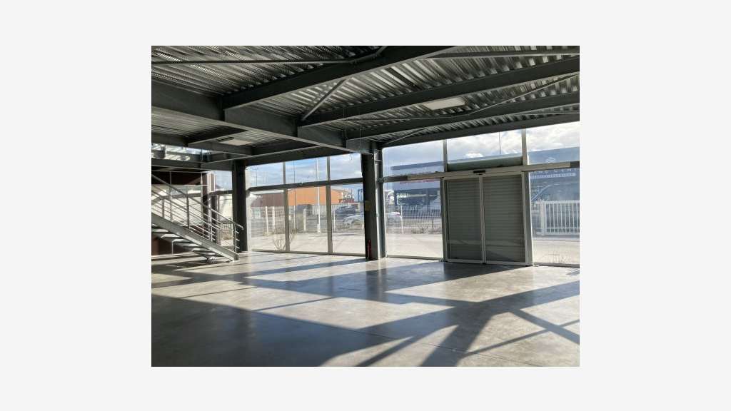 À louer local d’activité 280m² Saint-Cyprien Port