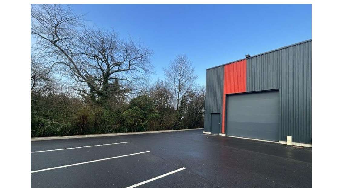 Location local d’activités neuf 150m² à Charvieu