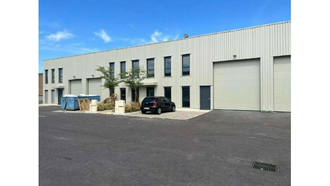 Local neuf 349m² à louer à Décines-Charpieu