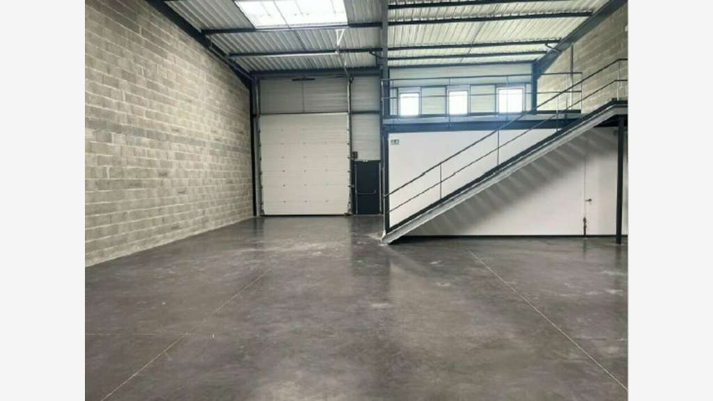 Local neuf 349m² à louer à Décines-Charpieu
