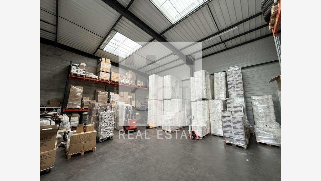 Local neuf 349m² à louer à Décines-Charpieu
