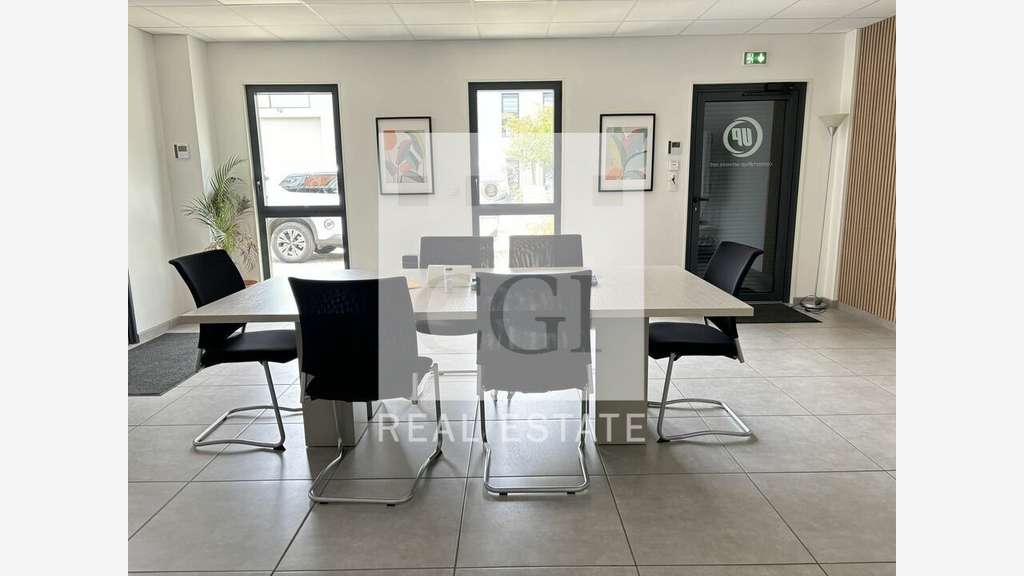 Local neuf 349m² à louer à Décines-Charpieu