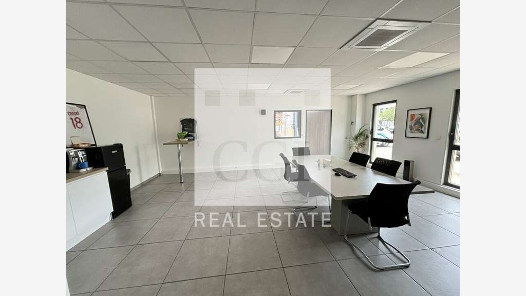 Local neuf 349m² à louer à Décines-Charpieu
