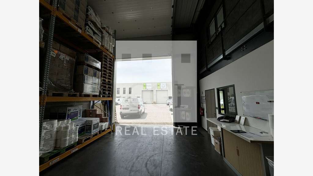 Local neuf 349m² à louer à Décines-Charpieu