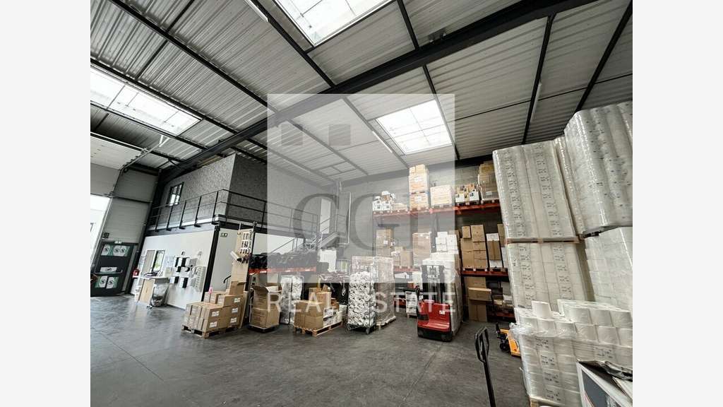 Local neuf 349m² à louer à Décines-Charpieu