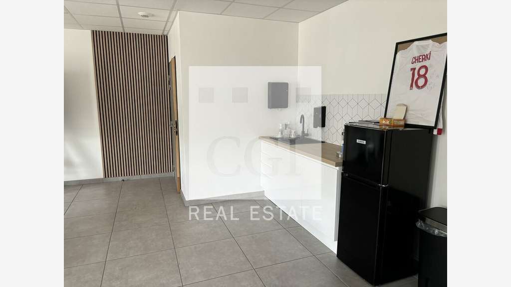 Local neuf 349m² à louer à Décines-Charpieu