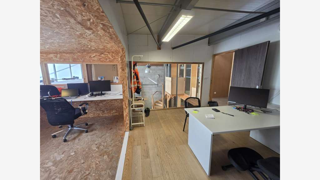 Locaux d’activités à louer 210m² à Castries 