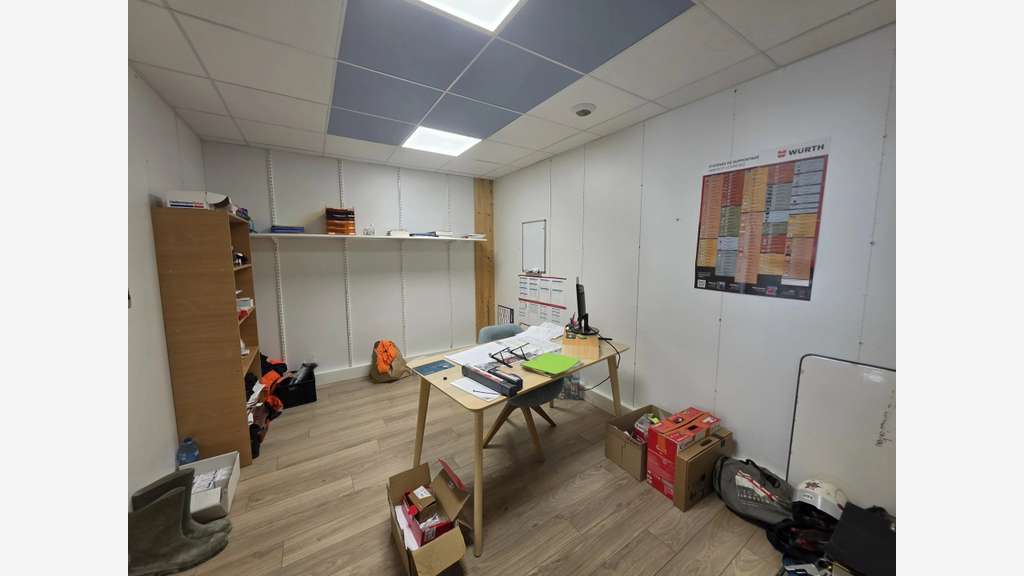 Locaux d’activités à louer 210m² à Castries 