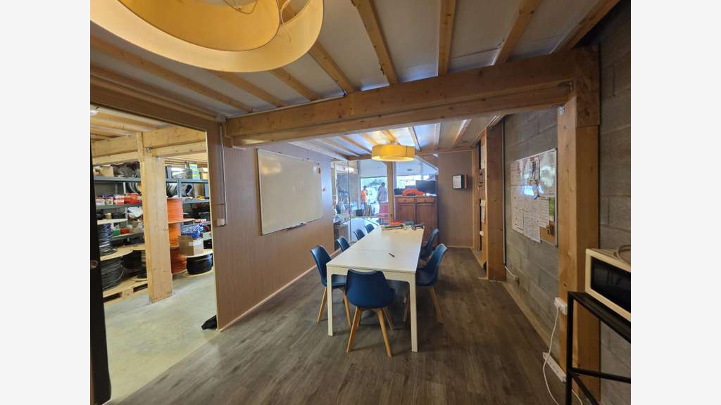 Locaux d’activités à louer 210m² à Castries 
