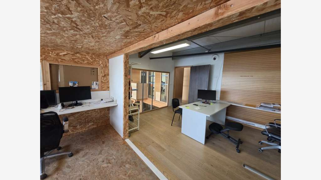 Locaux d’activités à louer 210m² à Castries 
