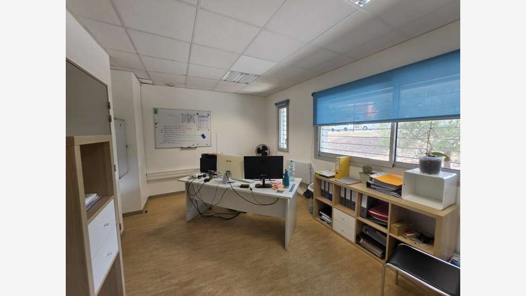 Locaux d’activités à louer 210m² à Castries 