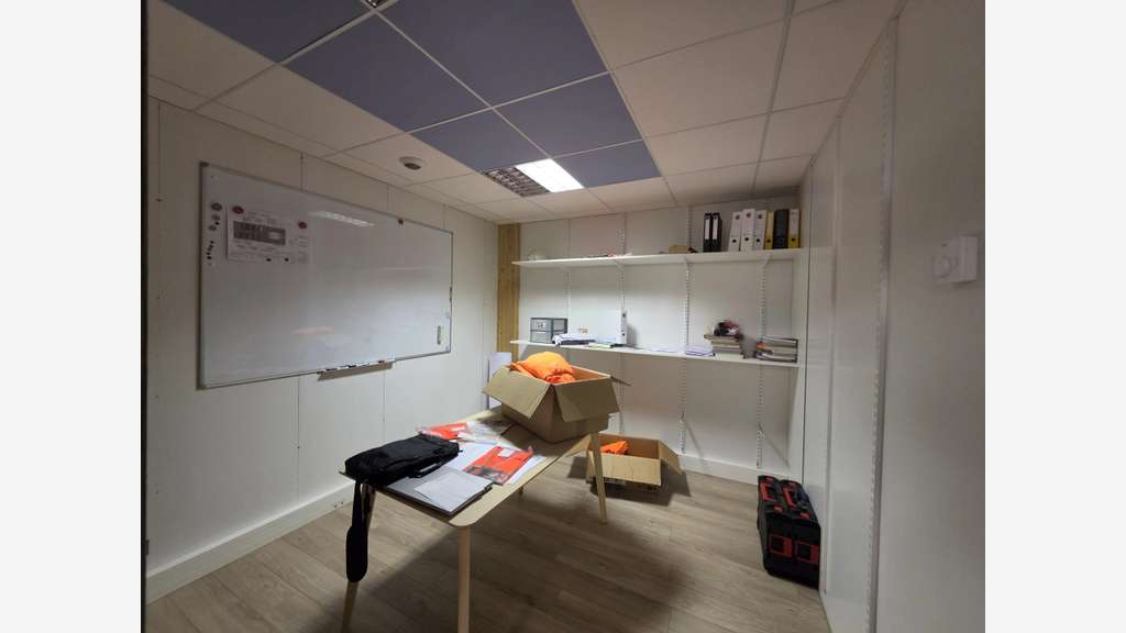 Locaux d’activités à louer 210m² à Castries 
