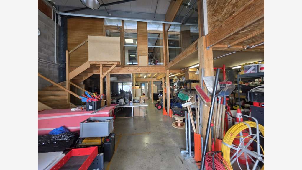 Locaux d’activités à louer 210m² à Castries 