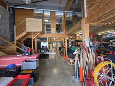 Locaux d’activités à louer 210m² à Castries 