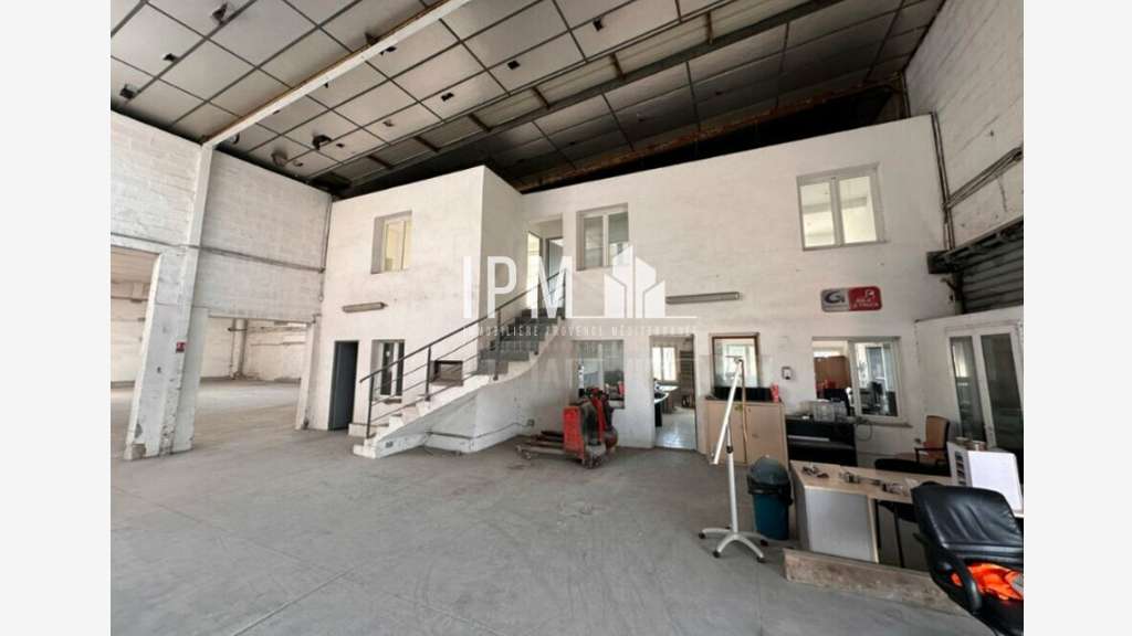A louer local 1800m² Vitrolles ZI des Estroublan