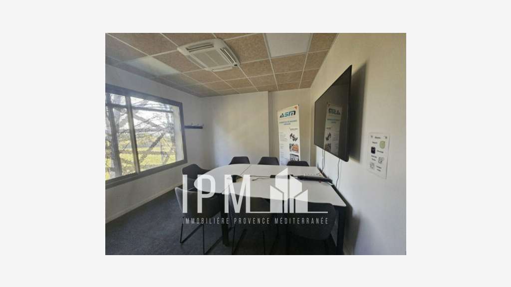A louer local  260m² sur axe de qualité à Gardanne