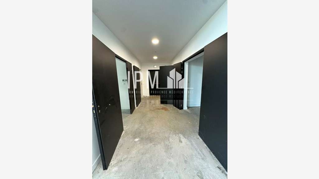 A louer local 2430m²/1.3 ha Lançon-Provence 13680