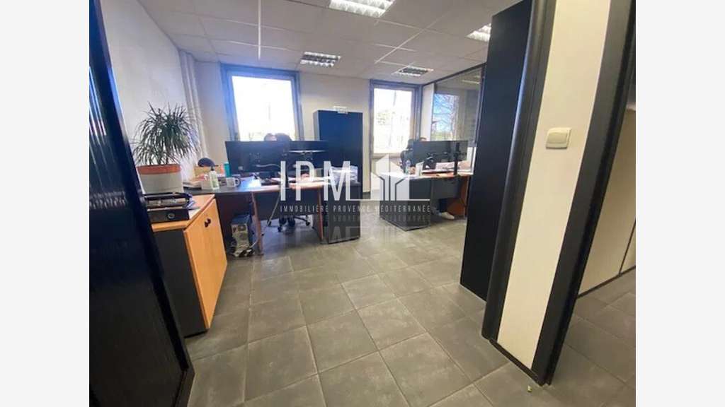 A louer local 300m² à Vitrolles ZI Estroublans