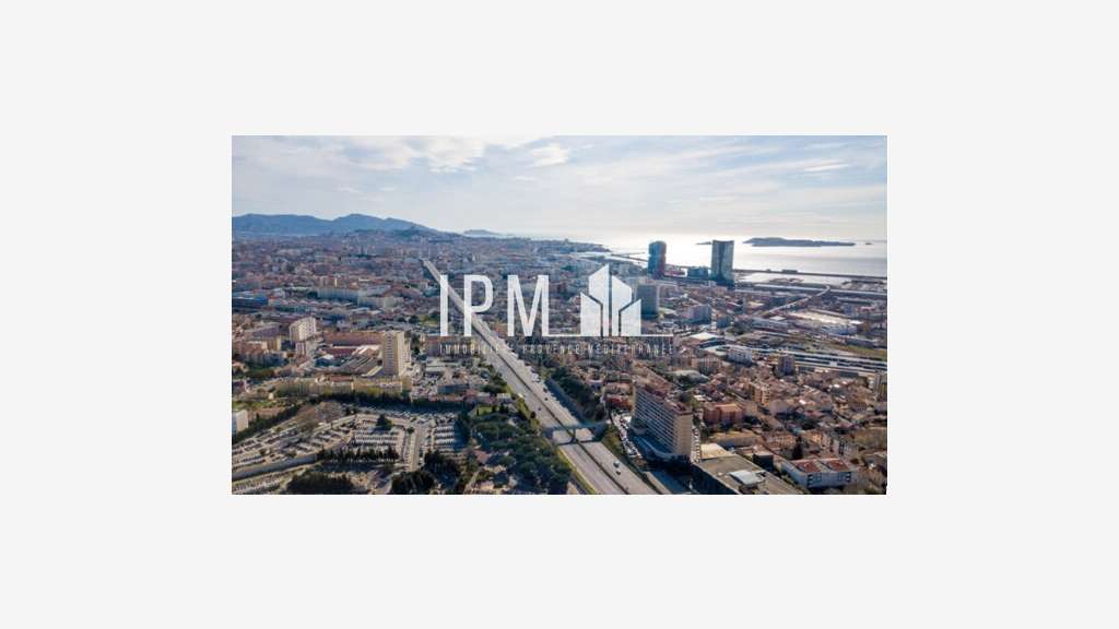 Local d’activités 1 300 m² à louer 13014 Marseille