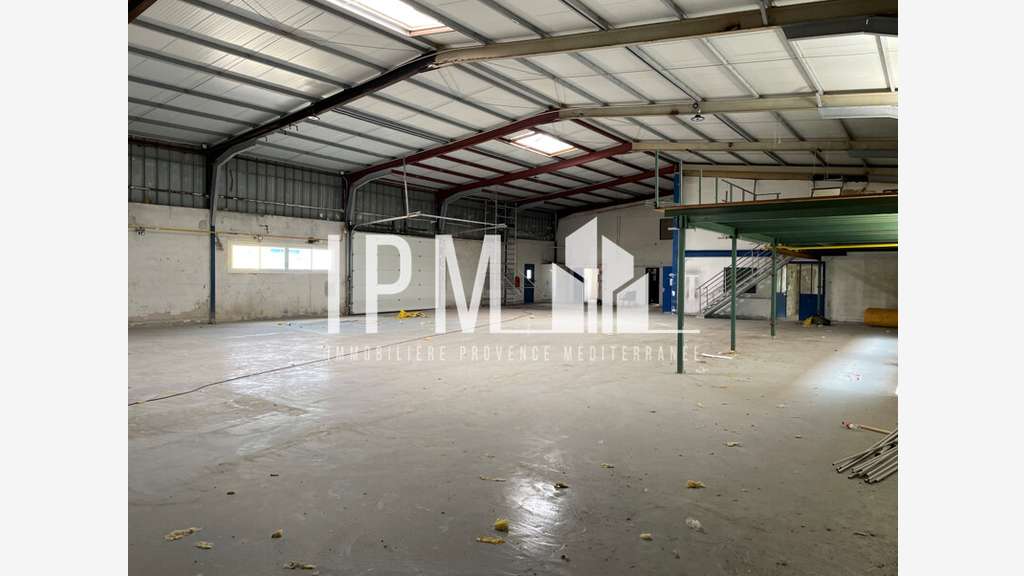 A louer local d'activités 1460 m² à Aubagne Paluds