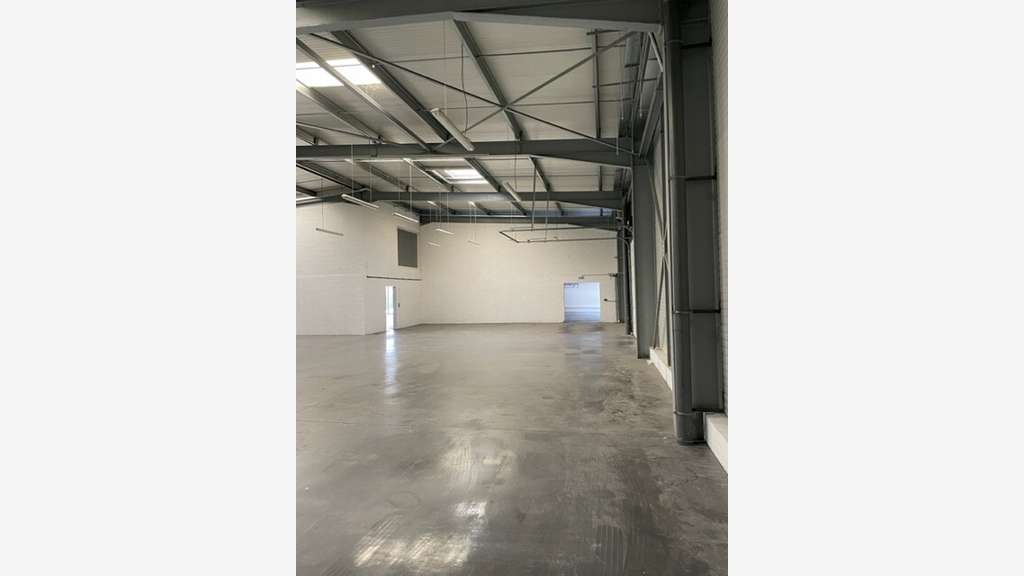 Local d'activités de 271m² à louer à Pertuis 84120