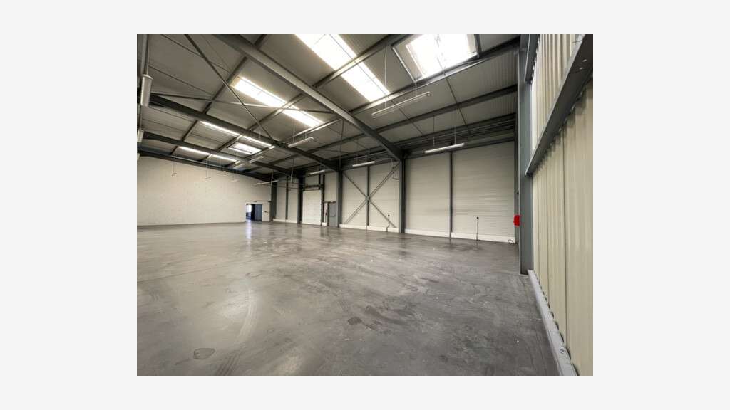 Local d'activités de 406m² à louer à Pertuis 84120