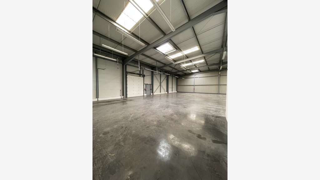 Local d'activités de 406m² à louer à Pertuis 84120
