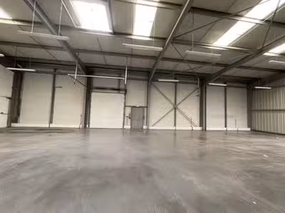 Local d'activités de 406m² à louer à Pertuis 84120